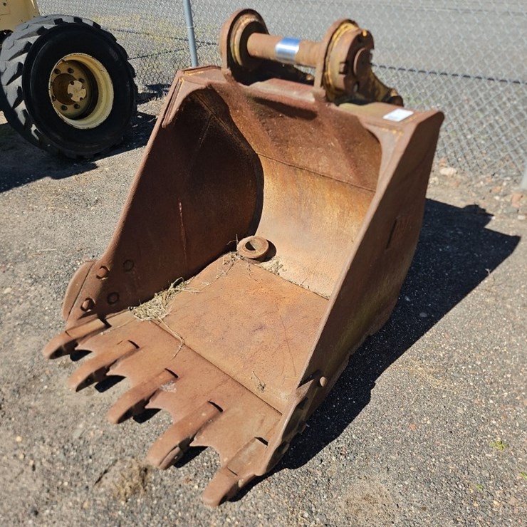 CATERPILLAR 42" BUCKET WITH TEETH