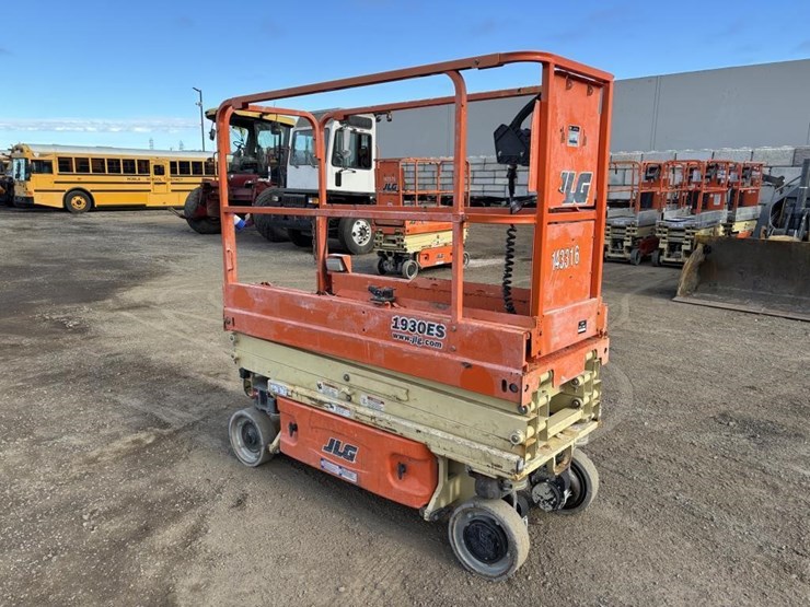 2015-jlg-1930es-image-2