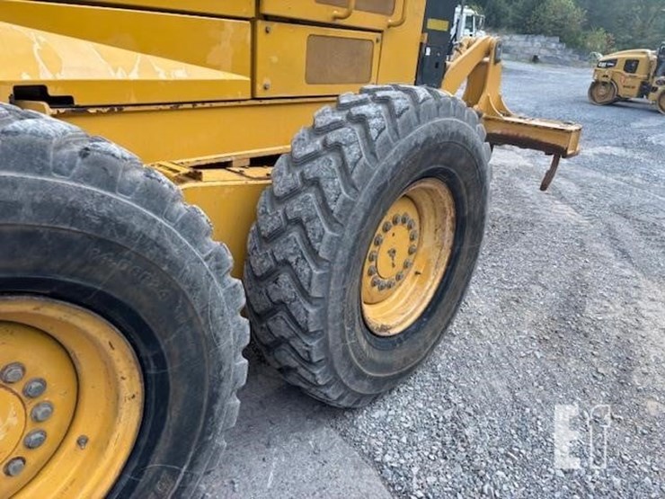 2009-deere-670g-image-24