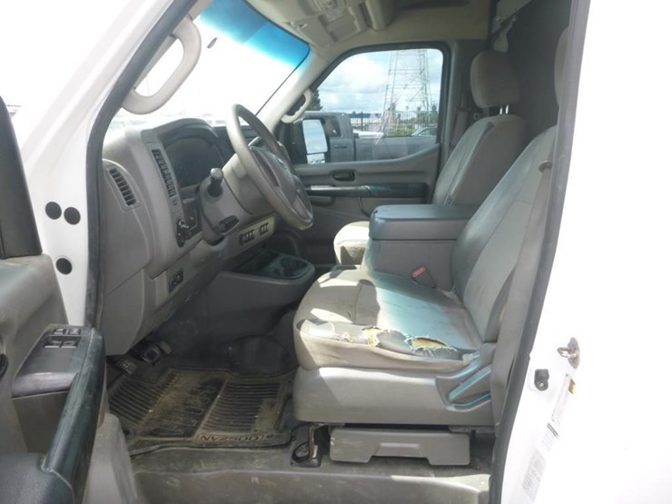 2013-nissan-nv2500-image-7