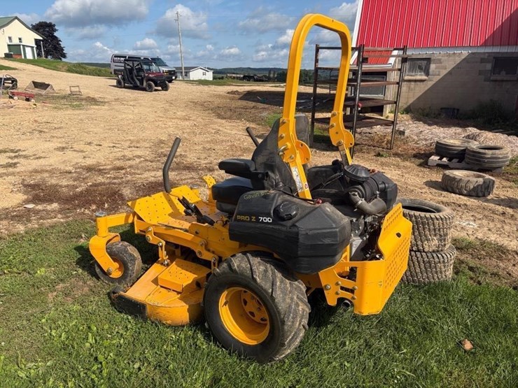 cub-cadet-pro-z-700-zero-turn-mower-image-11