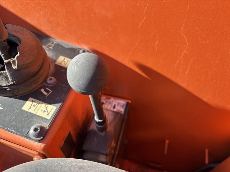 2013-jlg-8042-image-30