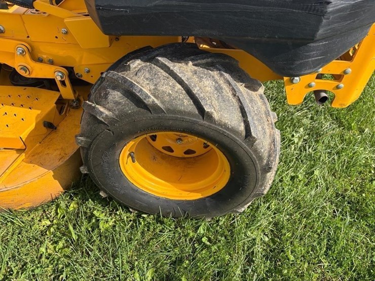 cub-cadet-pro-z-700-zero-turn-mower-image-12