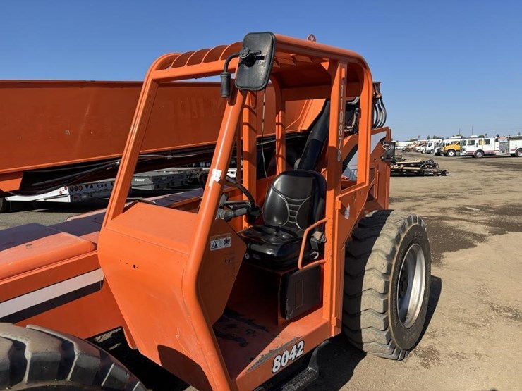 2013-jlg-8042-image-22