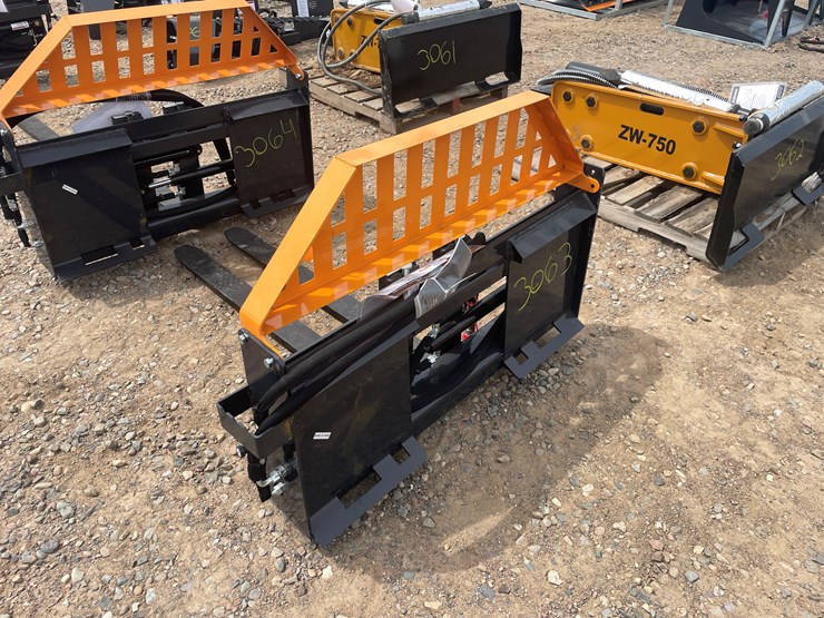 #3063-•-unused-2025-wolverine-hydraulic-adjustable-pallet-fork-attachment-image-2