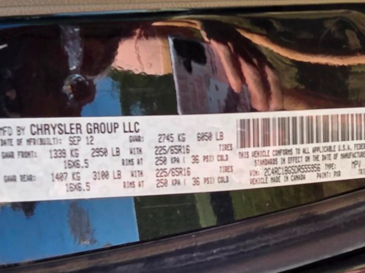 2013-chrysler-town-&-country-image-9