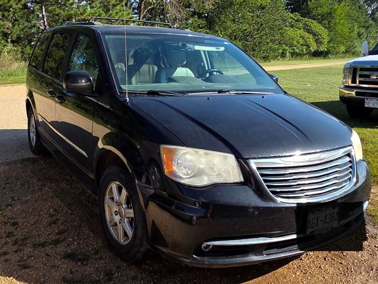 2013-chrysler-town-&-country-image-1