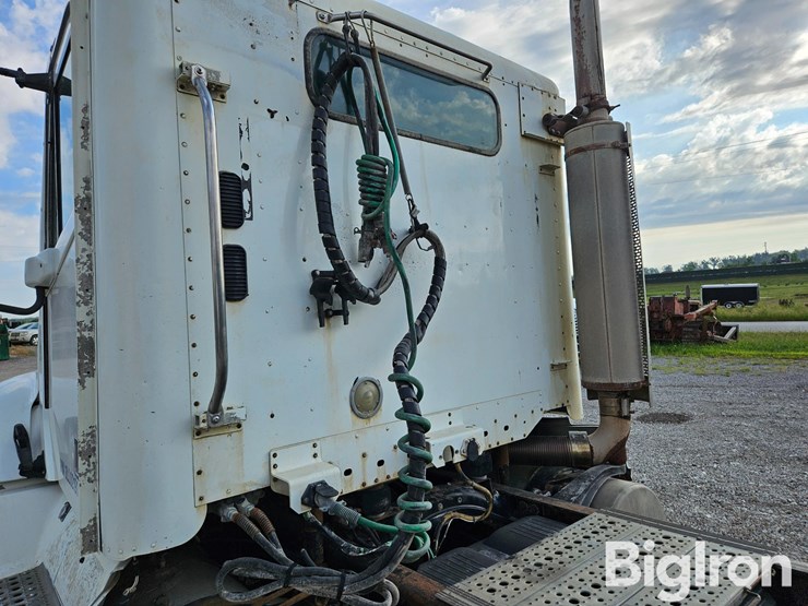 2003-freightliner-columbia-120-image-20