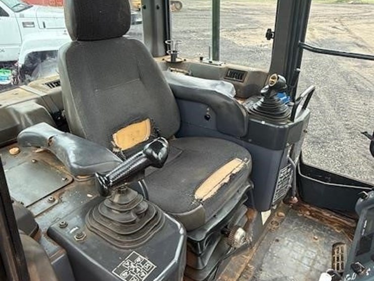 2005-komatsu-d39px-21-image-20