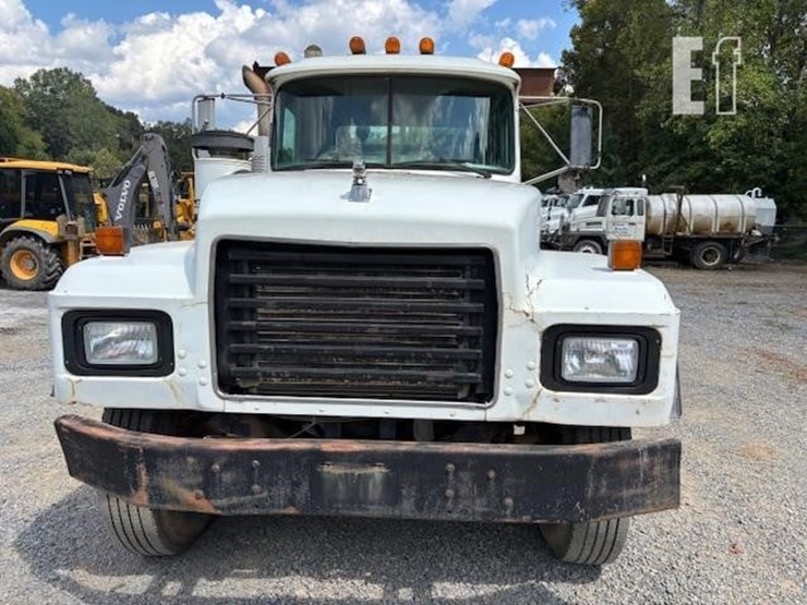 2001-mack-rd688s-image-4