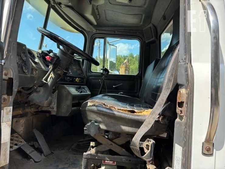 2001-mack-rd688s-image-23