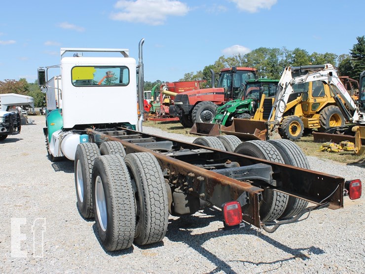 2005-peterbilt-335-image-6