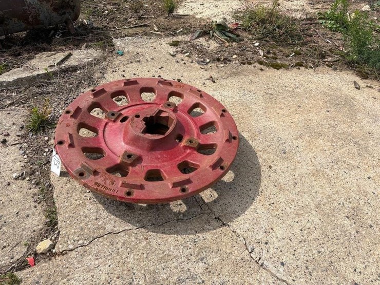 center-wheel-casting-ih-tractor-image-3