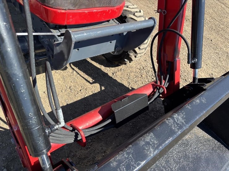 2017-massey-ferguson-gc1710-image-11