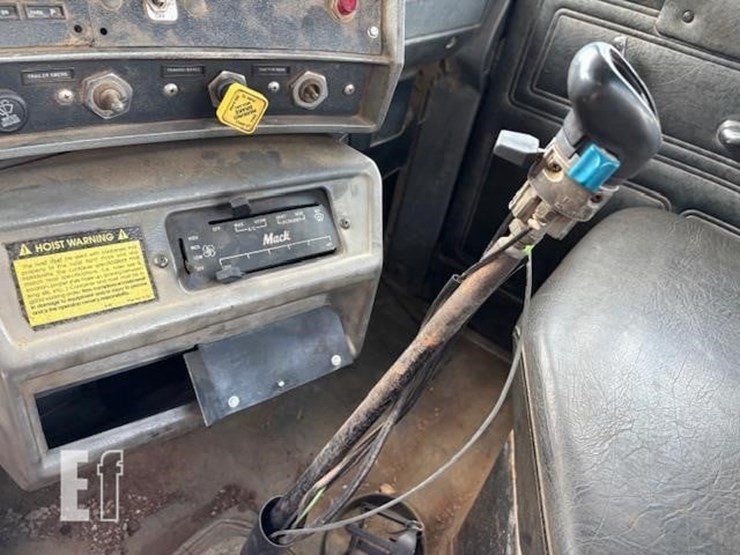2001-mack-rd688s-image-21
