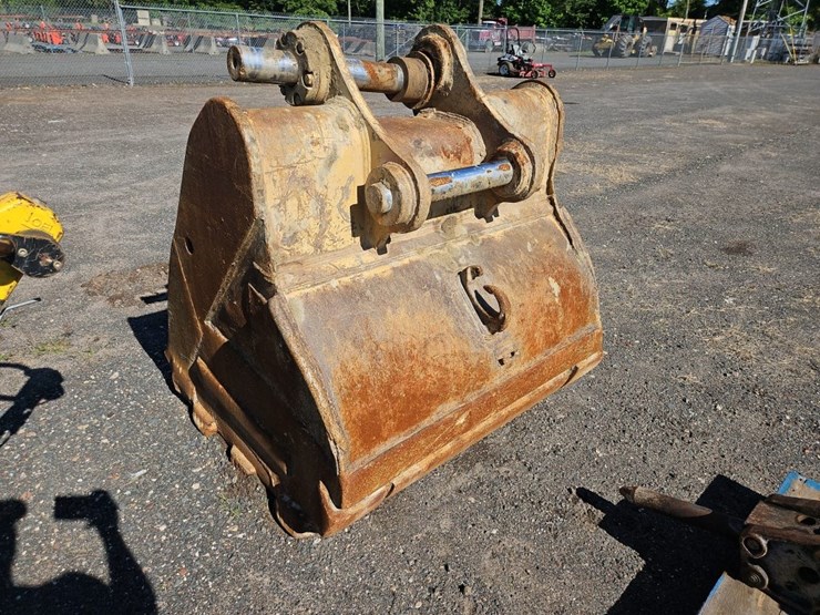 caterpillar-52"-bucket-with-teeth-image-4