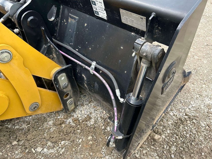 2021-caterpillar-428-image-12