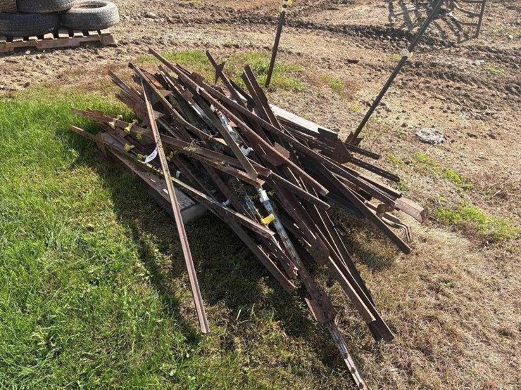 pallet-of-misc-fence-posts-&-braces-image-2