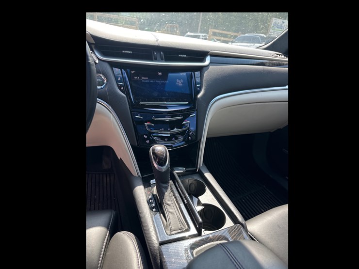 #1-•-2014-cadillac-xts-passenger-car-image-11