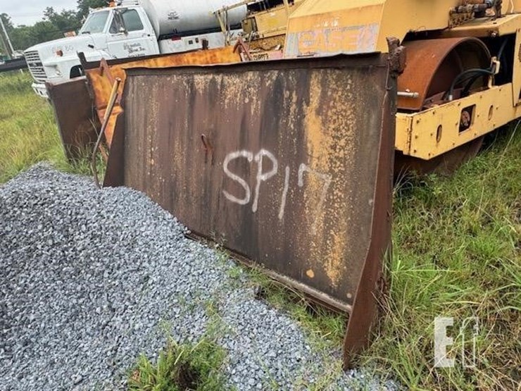 dump-truck-spreader-tailgates-image-1