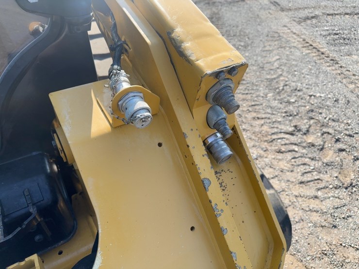 2022-caterpillar-279d3-image-11
