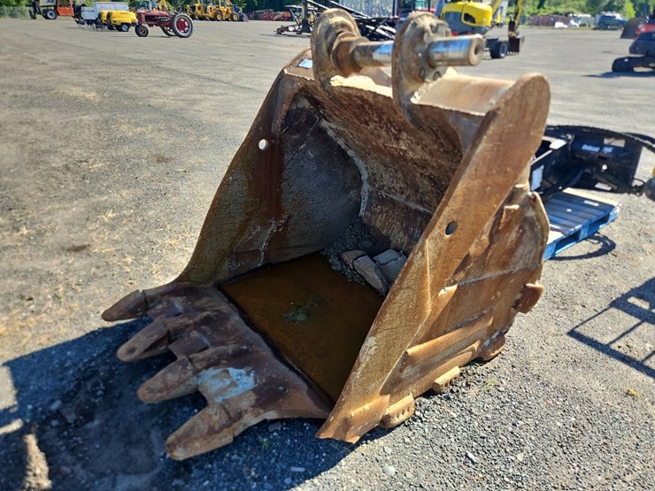 caterpillar-52"-bucket-with-teeth-image-1