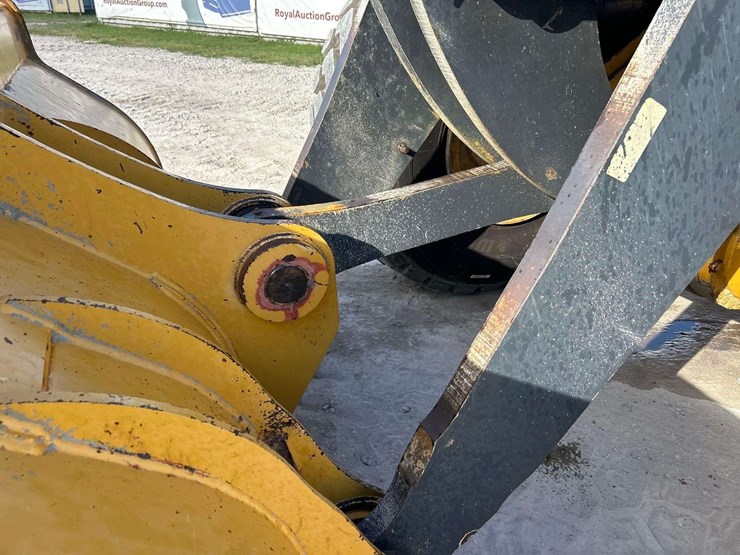 2014-deere-644k-image-13