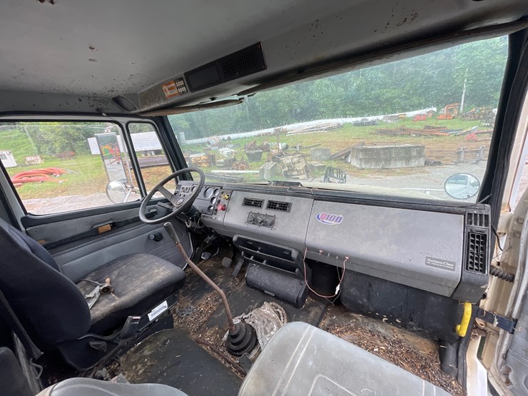 1996-freightliner-fl112-image-12