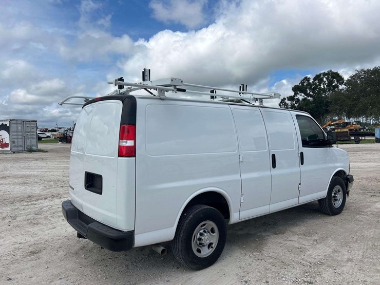 2021-chevrolet-express-2500-image-3