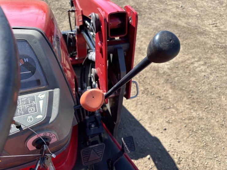 2017-massey-ferguson-gc1710-image-33