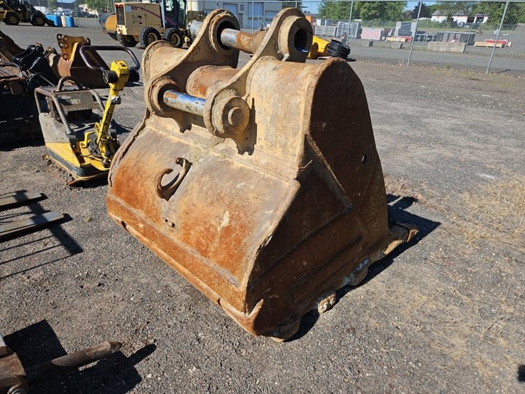 caterpillar-52"-bucket-with-teeth-image-3