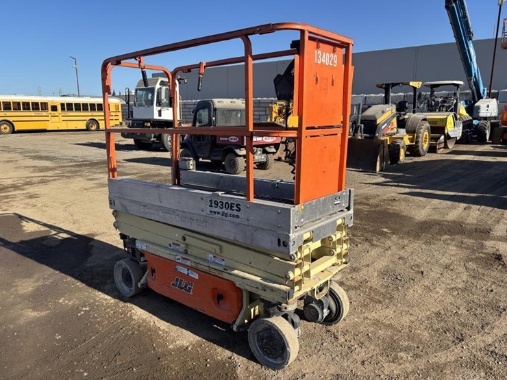 2014-jlg-1930es-image-2