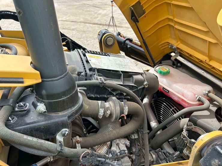 2021-caterpillar-428-image-8