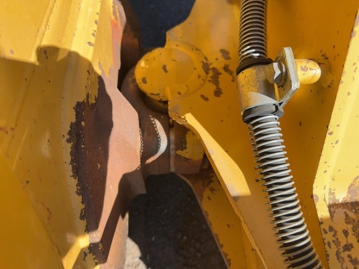 2011-caterpillar-d4k-xl-image-11