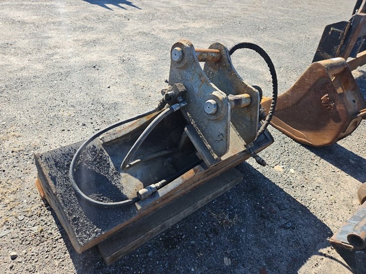 wb-48"-hyd-tilting-cleanup-bucket-image-4