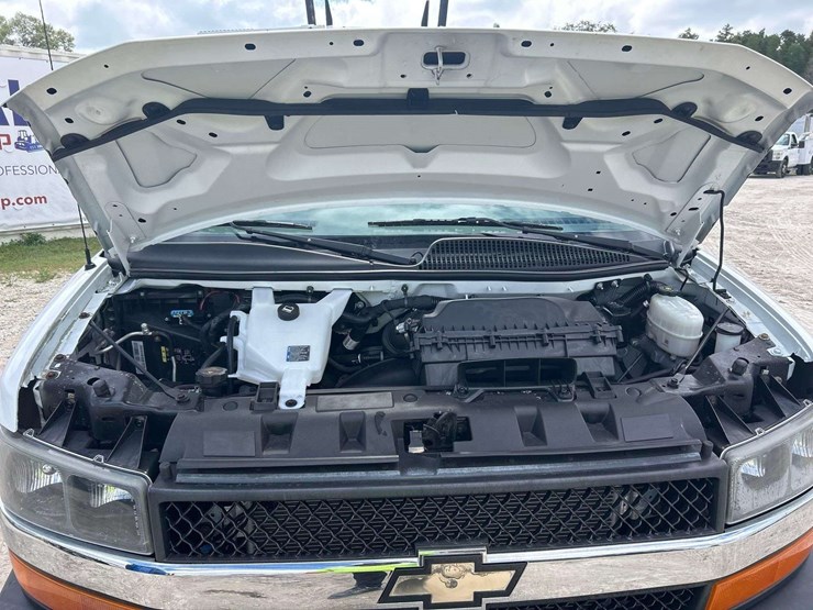 2021-chevrolet-express-2500-image-9