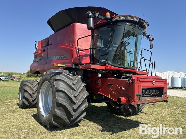 2016-case-ih-8240-image-3