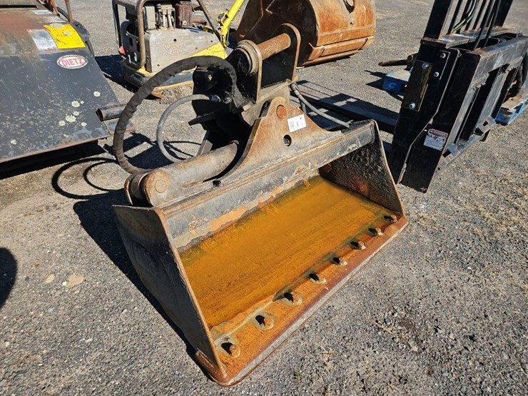 wb-48"-hyd-tilting-cleanup-bucket-image-2