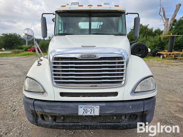 2003-freightliner-columbia-120-image-2