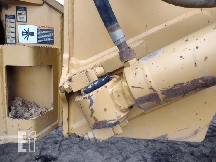 2005-deere-300d-image-29