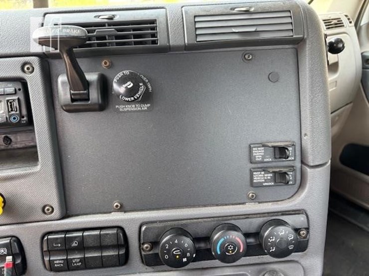 2016-freightliner-cascadia-125-image-14