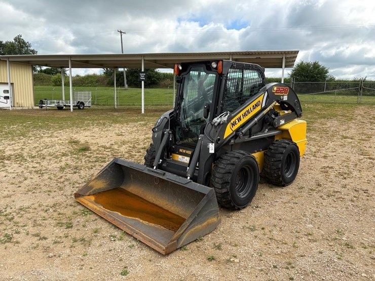 2017-new-holland-l228-image-1