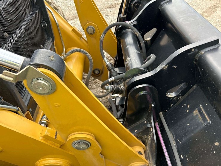2021-caterpillar-428-image-13