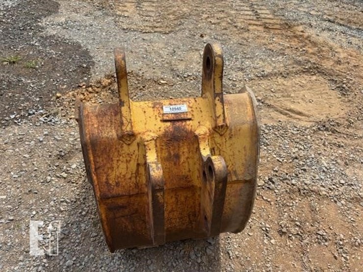 24"-backhoe-bucket-image-2