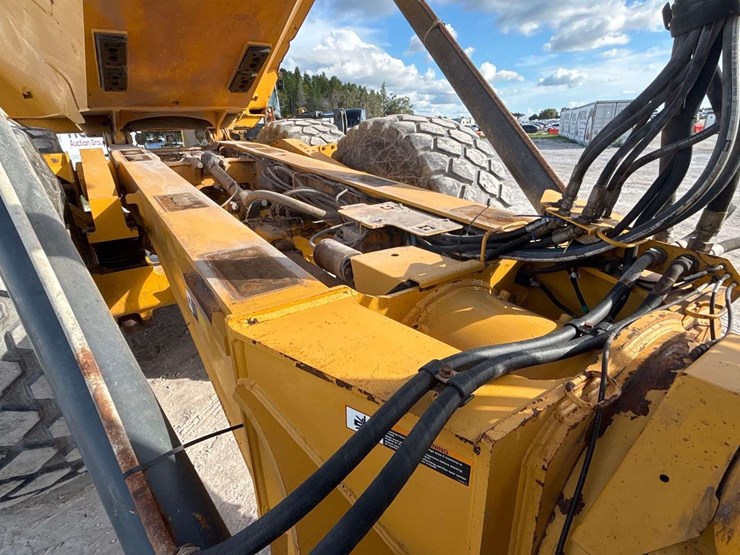 2015-deere-410e-image-21