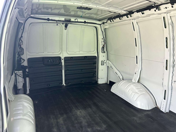 2021-chevrolet-express-2500-image-16