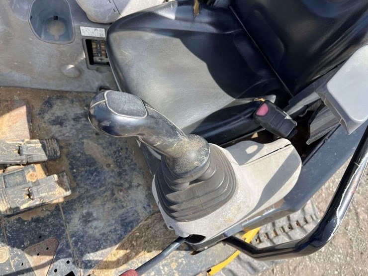 2016-deere-35g-image-23