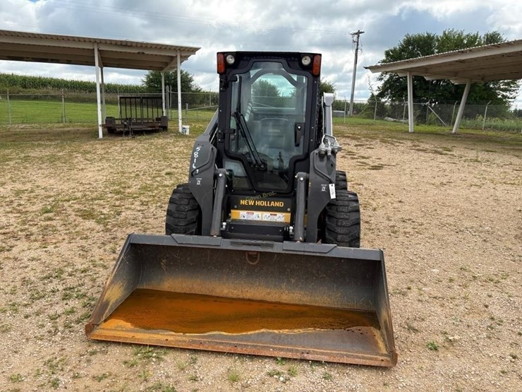 2017-new-holland-l228-image-2