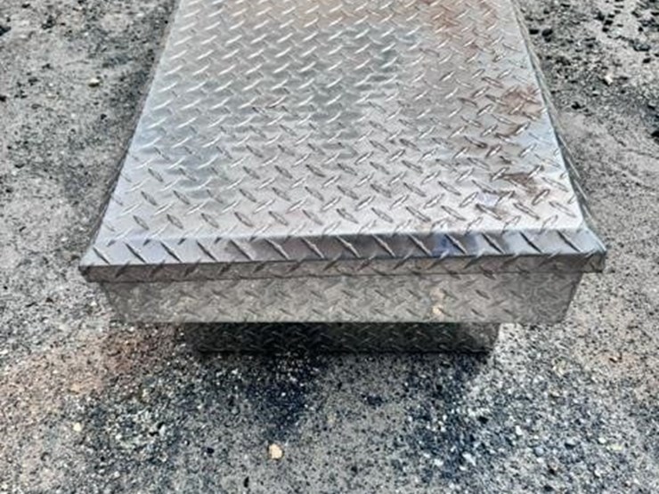 ultima-diamond-plate-truck-toolbox-image-3