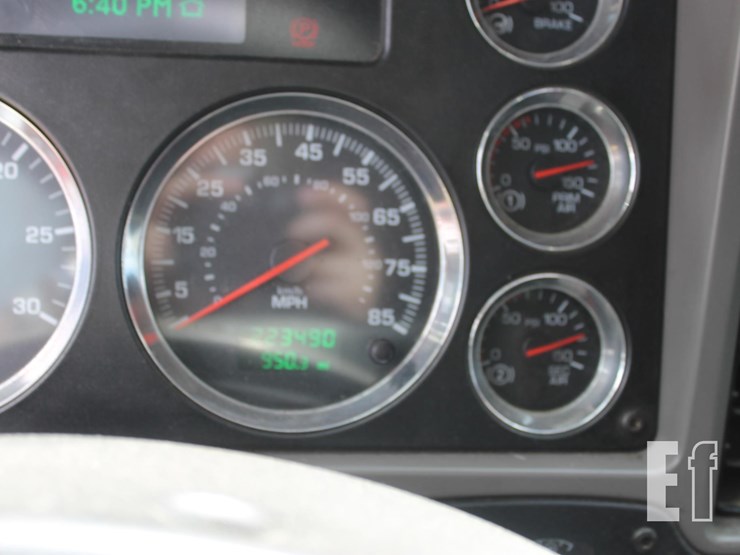 2011-kenworth-t700-image-12
